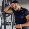 un homme se rend compte des erreurs sur la whey